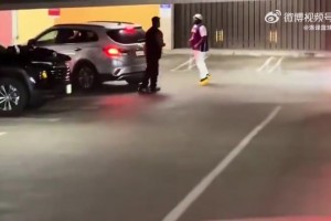 太搞了！国王球迷和湖人球迷在停车场打起来了，湖人球迷被逼退！